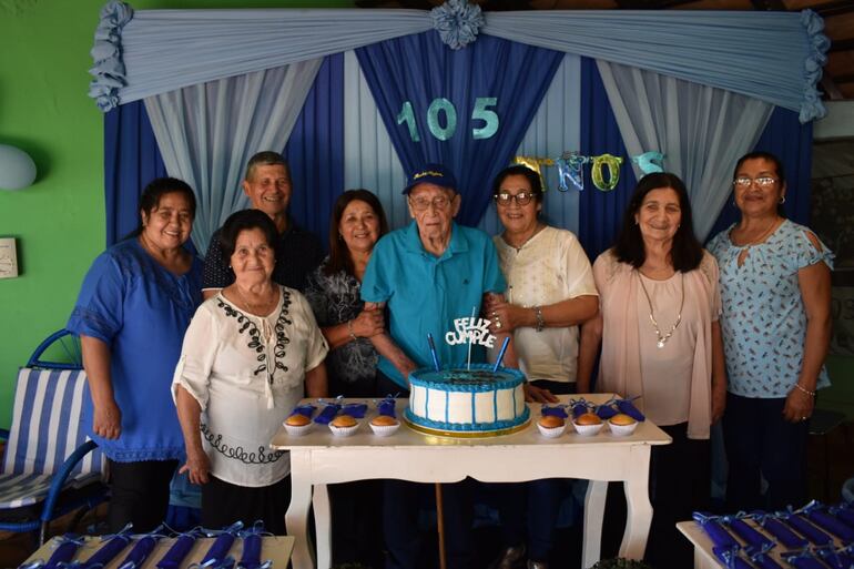 Don Pastor Rojas, en compañía de algunos de sus hijos
