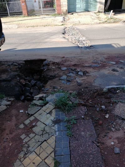 Un pozo peligroso en el asfalto