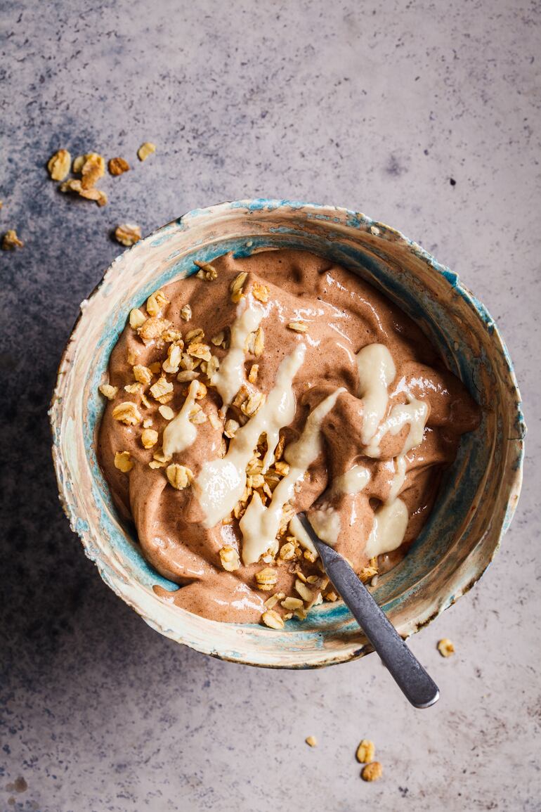 Helado vegano de banana y chocolate.