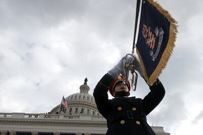 Un miembro de la banda del Ejército de EE.UU. toca en las inmediaciones del Capitolio de Washington, este miércoles.