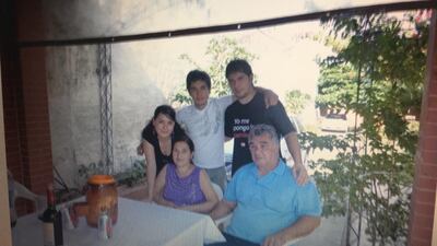 Manuel "Nolo" Molinas, cantautor aficionado y autodidacta quien falleció el viernes último tras grabar un video en el que dedica una canción a los futuros gobernantes, junto a su esposa, Perlina y a sus tres hijos, Diógenes, Perla y Pablo.