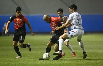 Dionicio Pérez trata de generar un ataque para River ante la marca de Claudio Núñez