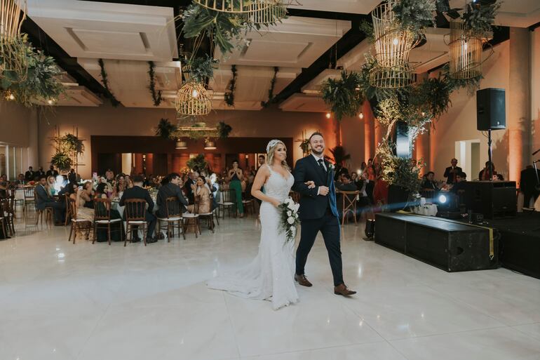 La llegada de los recién casados a la fiesta.