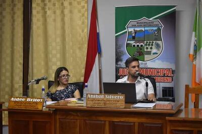 El presidente de la Junta Municipal, Aníbal Silvero Rivas, con la secretaria Aidée Britos.