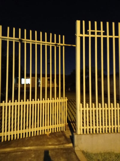 El portón de la vivienda fue violentado por los maleantes para cometer el robo.