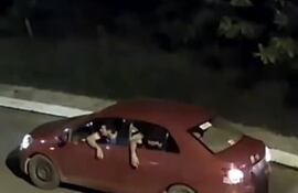 Acosadores se hicieron pasar por testigos del accidente que ellos mismos ocasionaron. En la imagen se observa que llevaban la chapa trasera oculta con alguna especie de tela.