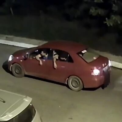 Acosadores se hicieron pasar por testigos del accidente que ellos mismos ocasionaron. En la imagen se observa que llevaban la chapa trasera oculta con alguna especie de tela.