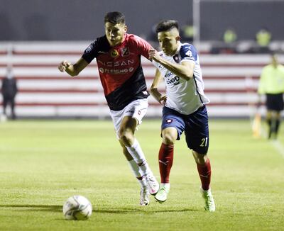 Hernesto Caballero fue un murallón anoche en el medio sector del equipo de River Plate. En esta no le da respiro a Alan Rodríguez.