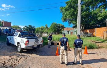 Agentes de Investigaciones verifican observan el cuerpo tapado