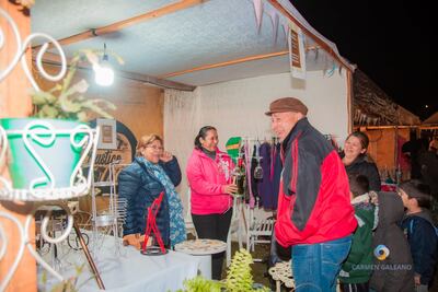 Muchas personas se acercaron para comprar y observar los artículos expuestos por los emprendedores en Ayolas.