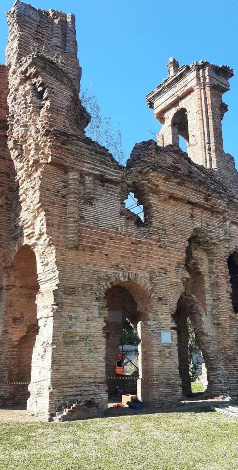 La iglesia data del año 1881 y fue bombardeada durante la Guerra contra la Triple Alianza.