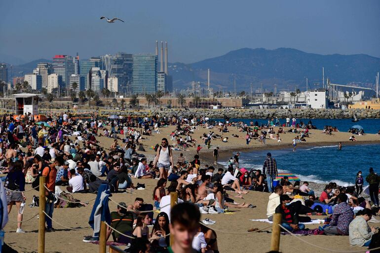 Una multitud de personas en una playa en Barcelona, en abril.
