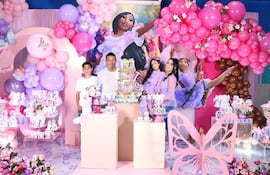 La tierna cumpleañera Sofía con su papis Rossana Barrios y Raúl Román, y su hermano Raulito.