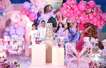 La tierna cumpleañera Sofía con su papis Rossana Barrios y Raúl Román, y su hermano Raulito.