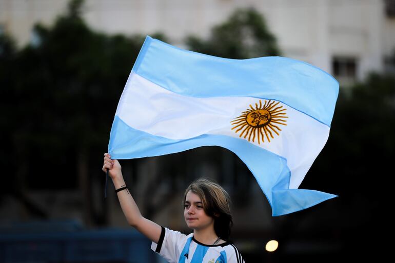 Un niño ondea hoy la bandera argentina durante un banderazo de los aficionados previo a la final del Mundial de Qatar 2022 entre Argentina y Francia, en Buenos Aires (Argentina).