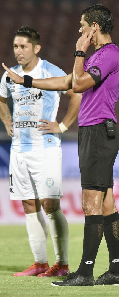 José Montiel junto al árbitro Mario Díaz de Vivar, anteayer.