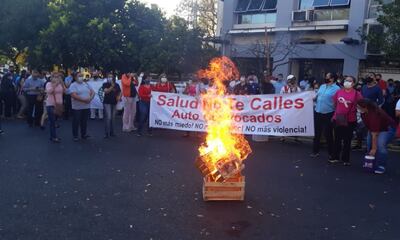 Gran aglomeración  de funcionarios administrativos de Salud hubo ayer. Amenazan que habrá paro si  el viernes no reciben pago.