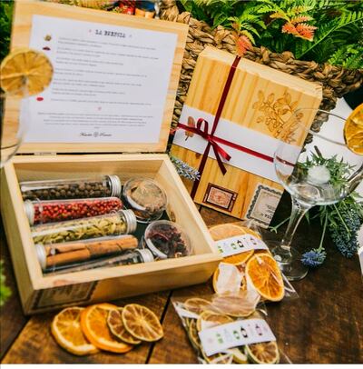 Kit que contiene tubitos con pimienta rosa y negra, canela en ramas y otros agregados que aportan sabor.