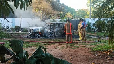 La camioneta, destrozada, tras el incendio. Bomberos asistieron al sitio.