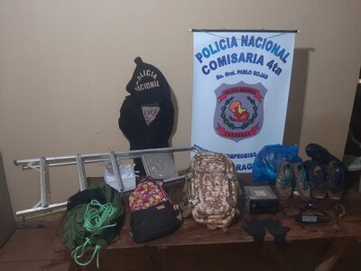 El detenido Cristhian Ariel Garay con los objetos recuperados.