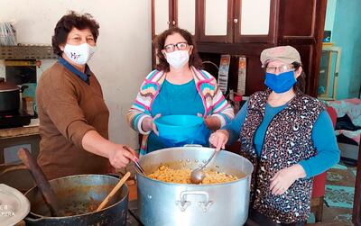 Foto de una de las primeras ollas populares de Minga Guazú (Alto Paraná). Mirian Aranda (izq.), junto a su compañera Lidia Villalba, quien falleció por covid, y Flotilde Ullón (der.).