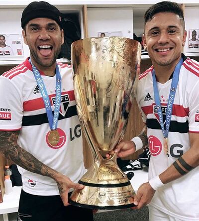 Antonio Galeano (d) y Dani Alves con el trofeo de campeón del Estadual Paulista 2021.
