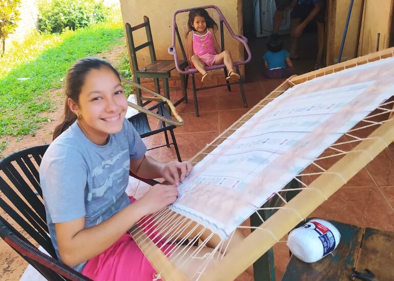 Los trabajos están inspirados en la visión y gestión de la Primera Dama, Silvana Abdo, en cuanto a la protección y revalorización del patrimonio cultural, para lo cual creó la Escuela de Salvaguarda de Técnicas Ancestrales de Artesanía.