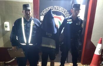 El detenido, Carlos Diosnel Acosta Saucedo (20) fue capturado tras una persecución que involucró a dos patrulleras de la policía, en horas de la madrugada de hoy, en inmediaciones al barrio Pacucua.