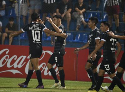 Festejo de gol de Lorenzo Melgarejo, autor de dos tantos en la victoria de Libertad sobre Resistencia.