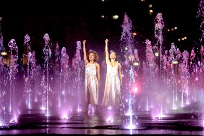 Dos bailarinas se presentan en la fuentes de luces en el Vale del Anhangabaú, en el centro histórico de  São Paulo.