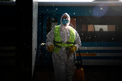 Un trabajador desinfecta una estación de trenes en Buenos Aires, Argentina.