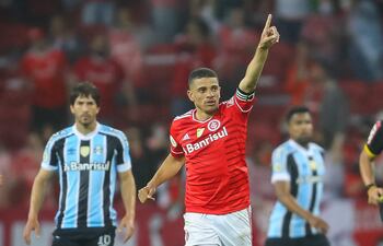 Taison celebra su gol para Inter contra Gremio.