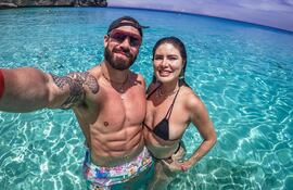 Renato Prono y Alba Riquelme en el mar turquesa de Curazao.