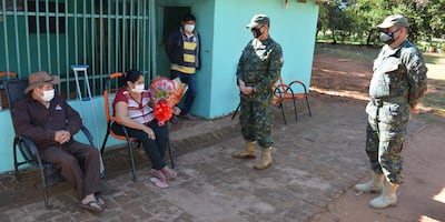 El comandante del CODI, coronel Félix Díaz y el jefe de estado mayor del CODI, coronel Leopoldo Alonso (derecha), visitaron ayer a doña Obdulia por el Día de la Madre.