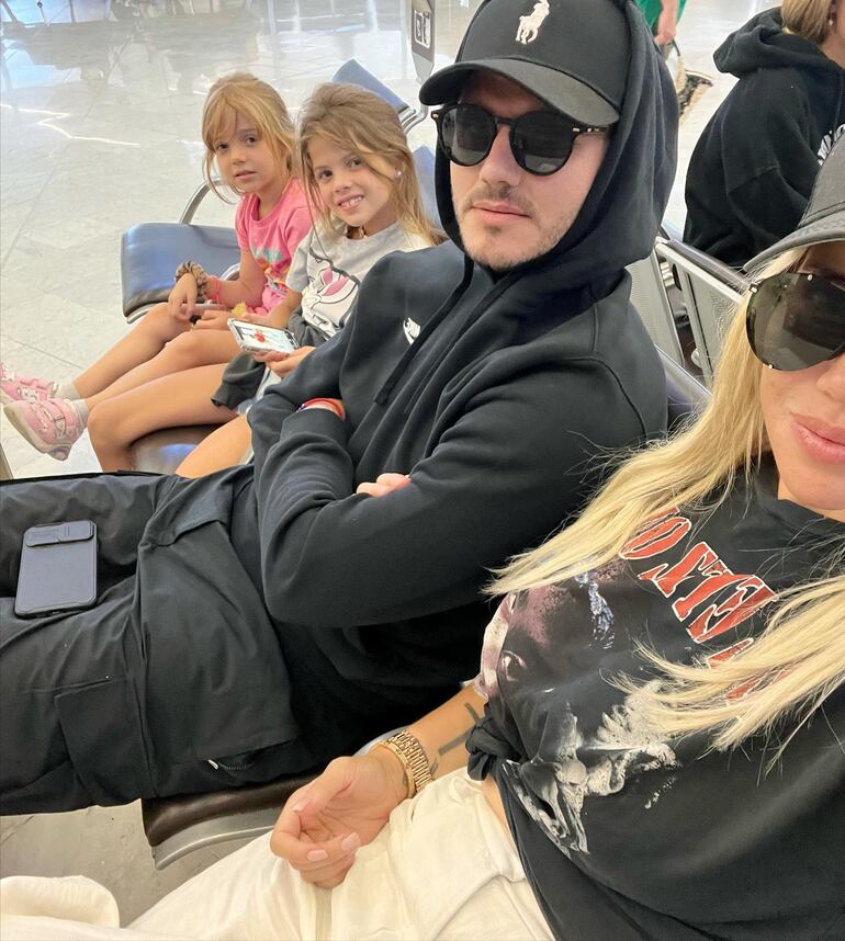Wanda Nara y Mauro Icardi con sus hijas Isabella y Francesca, antes de abordar el avión que los llevó a España. (Instagram/Mauro Icardi)