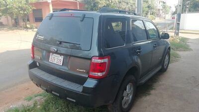 Estacionado sobre la vereda.