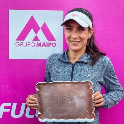 Verónica Cepede con el trofeo de sub campeona en Chile.