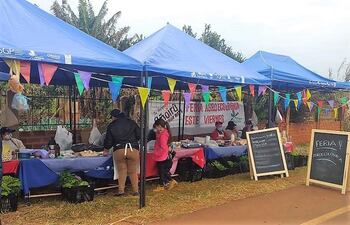 Mujeres productoras Oñondive realizan cada viernes su feria de productos orgánicos y agroecológicos, en Edelira Km 47, frente a la asociación yerbatera Oñoirũ,