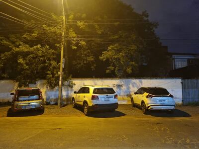 Automóviles estacionados sobre la vereda en la calle Teniente López