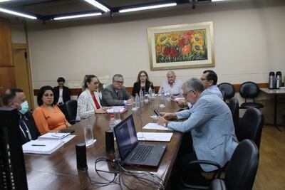 El viceministro de Atención Integral de Salud, Víctor Hernán Martínez (4º der) concurrió ayer ante la Comisión de Presupuesto de Diputados pidiendo la aprobación del crédito de US$ 45 millones del BID.