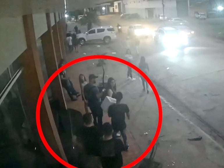 Los jóvenes que morirían salen del salón. Tomados de la mano, aparecen el supuesto narco Bebero y la hija del gobernador.