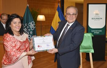 La ministra de Turismo, Sofía Montiel de Afara realizó la entrega del certificado al presidente de la Cadena Bourbon,  Alceu Vezozzo Filho.