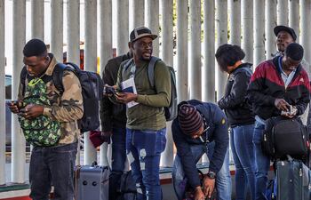 El Tribunal Supremo de EE.UU. rechazó este lunes el intento republicano de defender la ley migratoria del expresidente Donald Trump (2017-2021), que impedía obtener la residencia legal permanente a determinados inmigrantes.