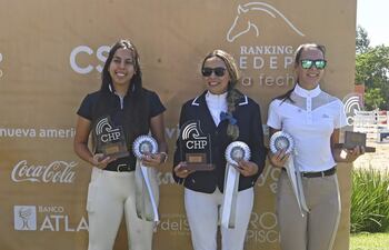 Sofía Benegas (i), Adelaida Bobadilla y la campeona Gabriela Aveiro en Escuela Mayor 0,60 m.