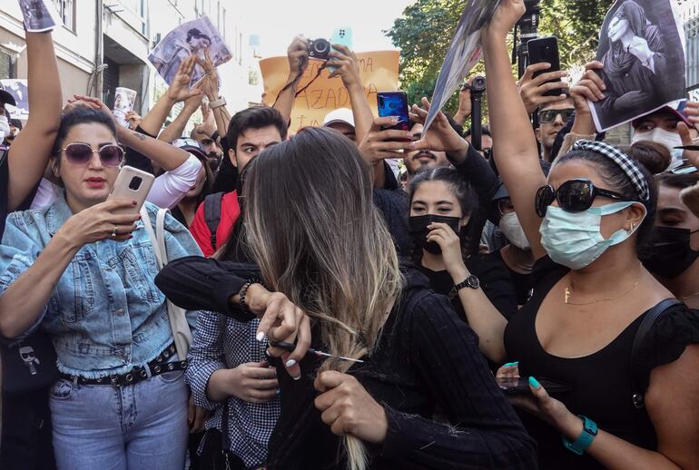 Manifestación de mujeres frente al consulado iraní en Estambul, Turquía, por la muerte de la joven Mahsa Amini. (EFE)