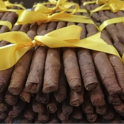 Cigarros con hojas de tabaco, liadas a mano.