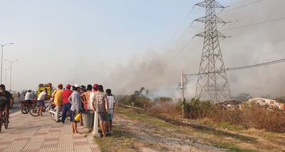 Pobladores y “curiosos” observan el incendio ocurrido ayer en la Costanera de Asunción. El fuego afectó casillas del lugar, ubicado cerca del “camino al Club Mbiguá”. Bomberos trabajaron de mañana, tarde y noche.