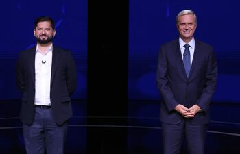 El candidato por el Partido Republicano, José Antonio Kast (d), y el candidato por el Frente Amplio, Gabriel Boric (i), participan del debate presidencial organizado por la Asociación Nacional de Televisión de Chile.