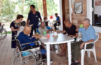 La mayoría de los residentes del hogar de ancianos son hombres.