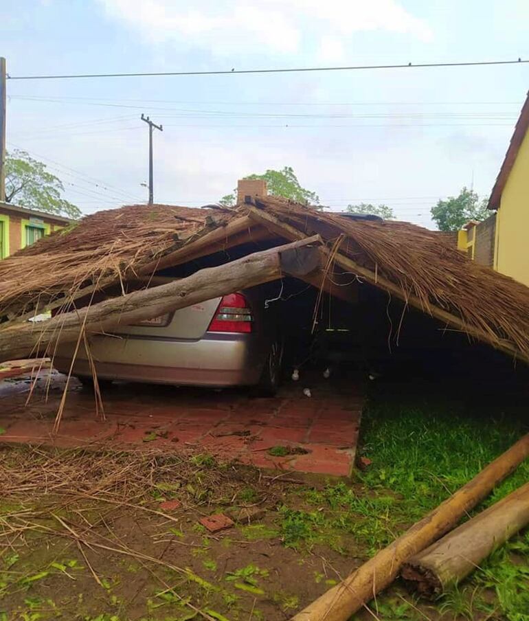 El techo de un garaje hecho de material rústico cayó sobre un vehículo tras los fuertes vientos registrados. 